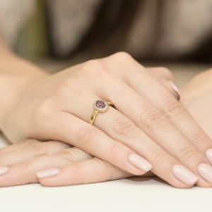 Złoty pierścionek z Rubinem 0,60ct i  Brylantami z białego złota próby 585. W-0330RB